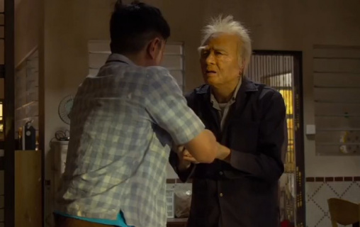 吴镇宇饰演的老爸患老年痴呆 错把订书器当指甲刀？