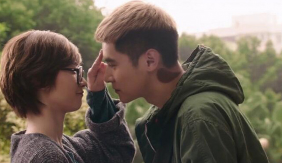 钱嘉乐弹吉他唱歌撩妹 电影频道4月2日18:15将播出《幸运是我》