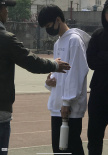 王俊凯现身北电参加体测 手拎水壶模样乖巧接地气