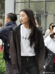 关晓彤现身北电拍摄宣传片 黑直长发型少女感十足