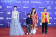 《忠爱无言2》剧组出席红毯 金巧巧抹胸长裙抢眼