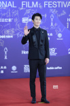 竇驍展現(xiàn)招牌式微笑 成北京電影節(jié)閉幕表演嘉賓