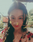 張馨予產后首曬照氣色好 與老公春游背影纖瘦！