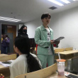 尤長(zhǎng)靖回校參加畢業(yè)答辯被偶遇 手持論文一臉認(rèn)真