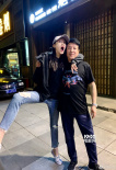 关晓彤搂爸爸关少曾合影感情好 搞怪张嘴姿势豪迈