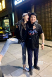 关晓彤搂爸爸关少曾合影感情好 搞怪张嘴姿势豪迈