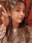 杨超越游日本开启吃货模式 一身碎花裙子清新甜美