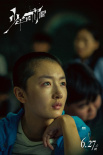 《少年的你》曝剧照定档6.27 周冬雨首剃“寸头”