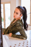 母其弥雅回应戛纳红毯争议 街拍尽显女性之美