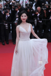 戛纳红毯频登热搜 李宇春造型大胆景甜清纯迷人