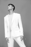 楊洋上海出席活動 白色西裝演繹清爽夏日LOOK