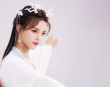 楊超越“小龍女”造型曝光 白衣飄飄頭上長(zhǎng)犄角