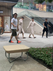 《两只老虎》路透曝光 街头惊现“长头发的葛优”