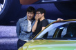 “車?！鄙蝌v躺車身姿妖嬈 “車咚”韓寒眼神絕了