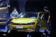 “車?！鄙蝌v躺車身姿妖嬈 “車咚”韓寒眼神絕了