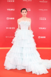 张子枫亮相上影节闭幕红毯 纯白抹胸纱裙仙气十足