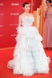 张子枫亮相上影节闭幕红毯 纯白抹胸纱裙仙气十足
