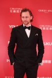 “抖森”亮相上影节闭幕红毯 笑容迷人展招牌长腿