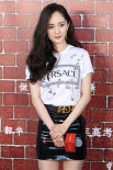 楊冪現(xiàn)身上海為蠟像揭幕 被侃撞臉“大頭兒子”