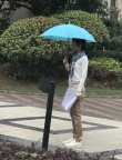 孫儷頂烈日穿毛衣拍戲 收工后邊走邊甩手心情大好