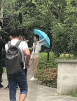 孫儷頂烈日穿毛衣拍戲 收工后邊走邊甩手心情大好