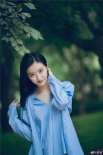 景甜迎七月夏季好清凉！穿蓝色条纹衬衣笑容甜美