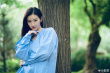 景甜迎七月夏季好清涼！穿藍(lán)色條紋襯衣笑容甜美