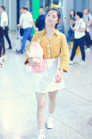 “女版劉昊然”何藍(lán)逗穿黃色上衣 少女感十足！