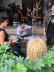 网友偶遇鹿晗吴磊街头拍新剧 一个邋遢一个清爽