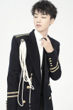 TFBOYS上演制服誘惑 全黑look帥氣撩人長腿吸睛