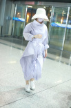 趙麗穎產(chǎn)后現(xiàn)身機(jī)場(chǎng)包裹嚴(yán)實(shí) 見鏡頭害羞婚戒搶眼