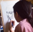 李嫣曬彈琴繪畫技能淑女范十足 安靜作畫睫毛濃密