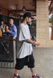 網(wǎng)友迪士尼偶遇蔣勁夫曝新戀情？ 新女友身材火辣