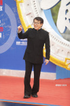 红毯仪式成龙压轴出场 一身整齐中山装亲和儒雅