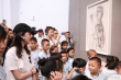 李嫣与唇腭裂小朋友合照 隐约可见伤痕但笑容甜美