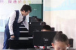 郎朗和妻子給孩子們上鋼琴課 俯身指導親和力十足