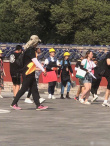楊冪馮紹峰合體錄綜藝 兩人戴安全帽合作笑容不斷