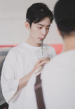顧醫(yī)生路透照曝光！ 肖戰(zhàn)滿頭發(fā)夾喝飲品奶萌十足