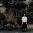 劉雯白襯衫配黑裙子似學(xué)生 素面朝天笑容燦爛