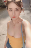 任性！ 熱依扎無(wú)懼爭(zhēng)議再秀自拍 深V上衣胸光乍現(xiàn)