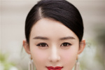 赵丽颖产后复工出席活动 着白色丝绒礼服温婉优雅