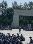 曝易烊千璽中戲軍訓(xùn)路透照 12天后會(huì)黑幾個(gè)色號(hào)？