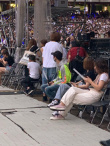 王俊凯现身五月天演唱会 台下举荧光棒认真应援