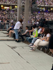 王俊凱現(xiàn)身五月天演唱會(huì) 臺(tái)下舉熒光棒認(rèn)真應(yīng)援