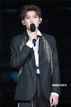 王源首场个唱南京开演！曲风多变与粉丝帅气道别