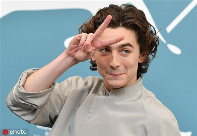 《兰开斯特之王》威尼斯首映 甜茶小胡子可爱吸睛