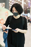 王菲走機(jī)場(chǎng)風(fēng)一般的女子 左手無名指戴戒指引猜測(cè)