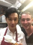 酷似“美隊”原老板曬與黃曉明合照 直言想念眾人