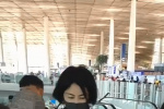 王菲母女现身机场引围观 全程护李嫣展现妈妈力!