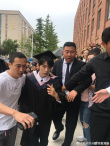 肖戰(zhàn)宋祖兒校園拍攝MV 穿學士服談吉他CP感十足